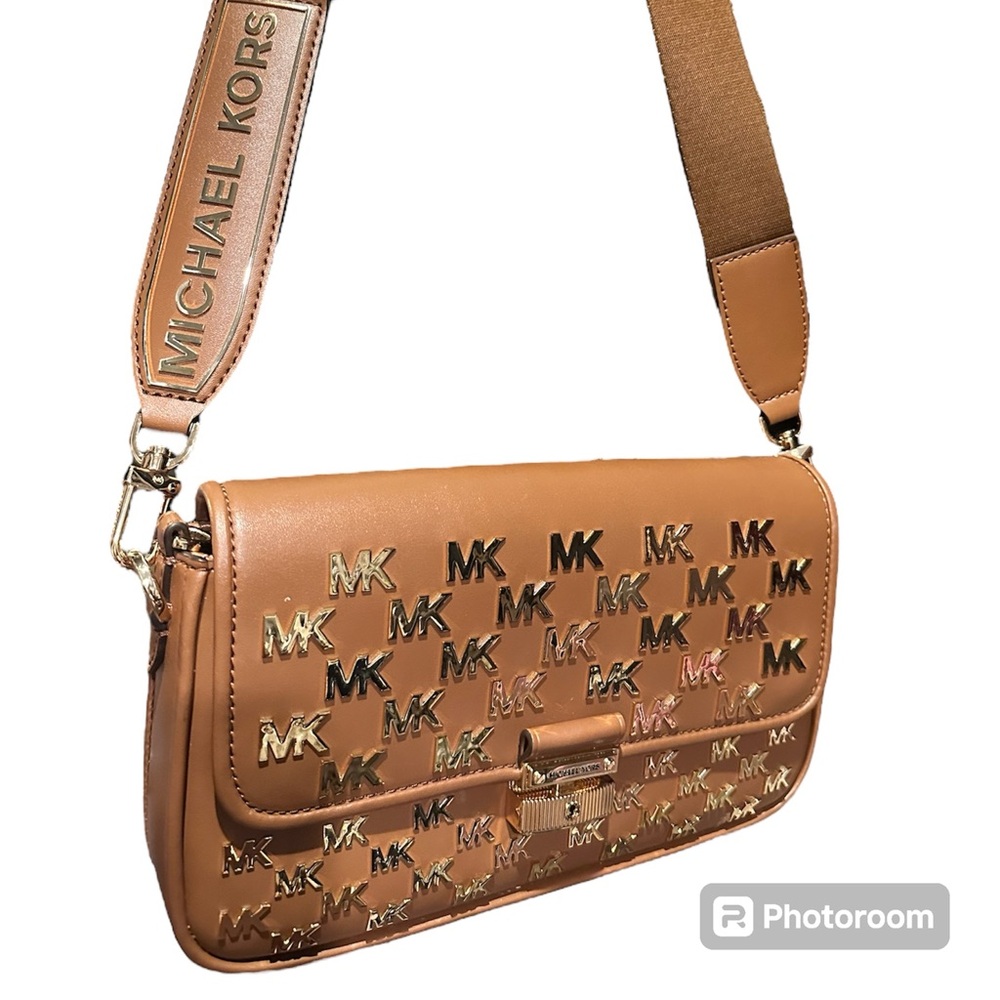 Michael kors brandshaw small convertible shoulder bag. Used a couple of times.